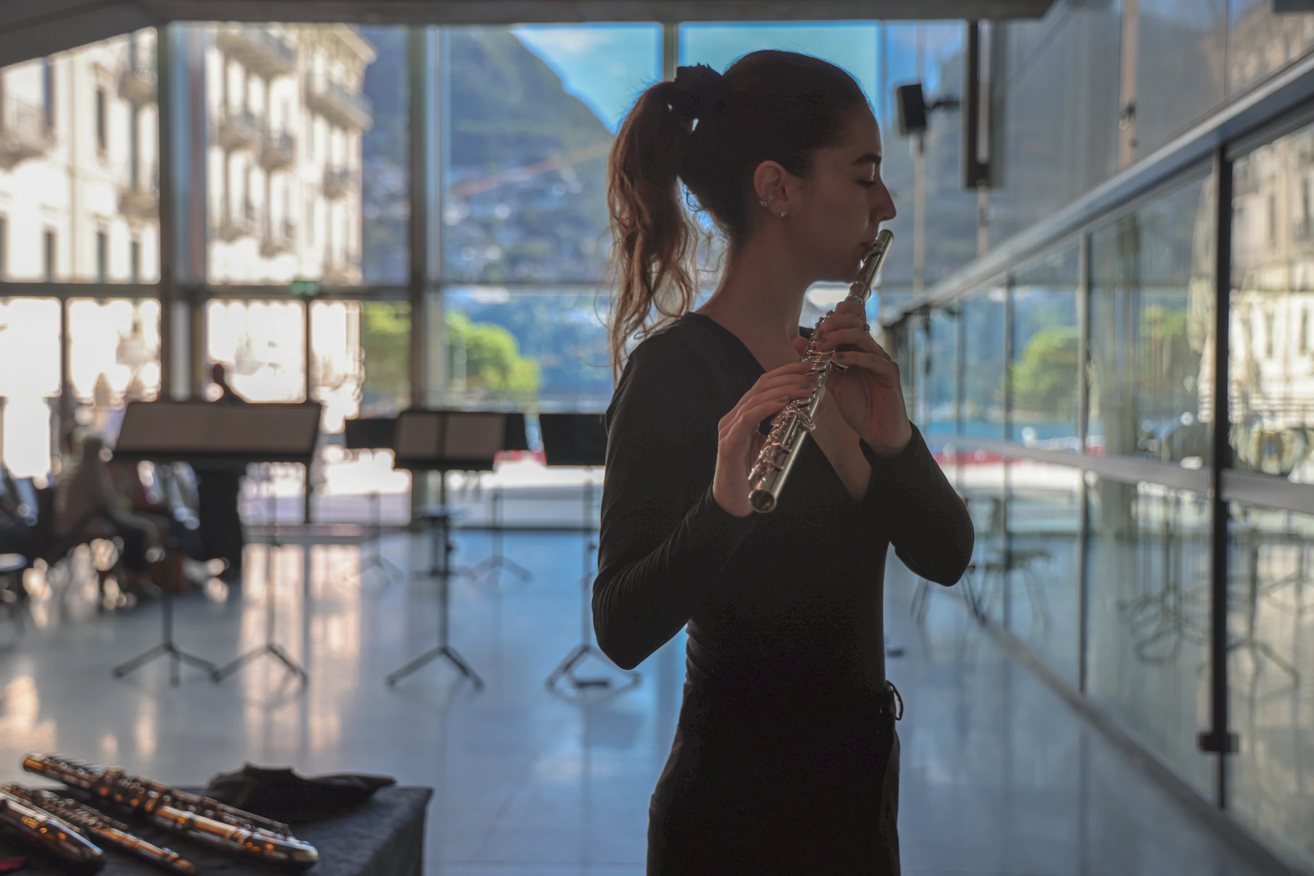 Studentessa di flauto nella sede del Conservatorio