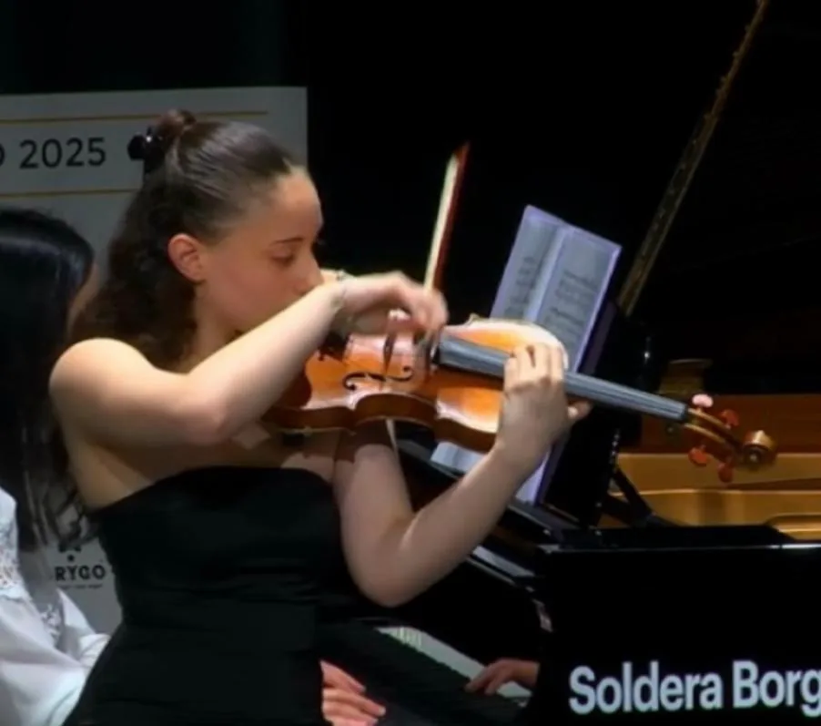 Rebecca Di Sessa  ha conseguito il Primo Premio assoluto con 99/100 al Concorso Internazionale di Stresa