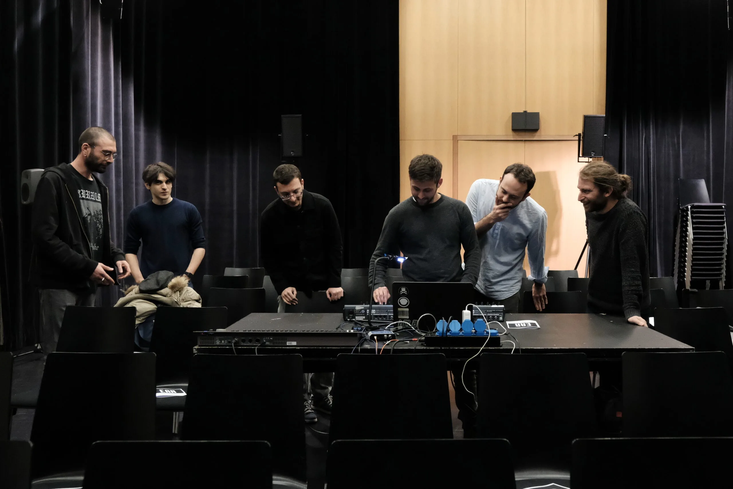 Studenti preparano il setup del concerto EAR al TeatroStudio del LAC