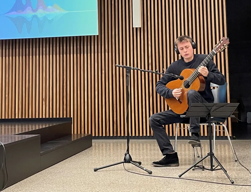 Un momento della performance musicale durante il corso “Musica e cura”, 2022 ©IBSA 
