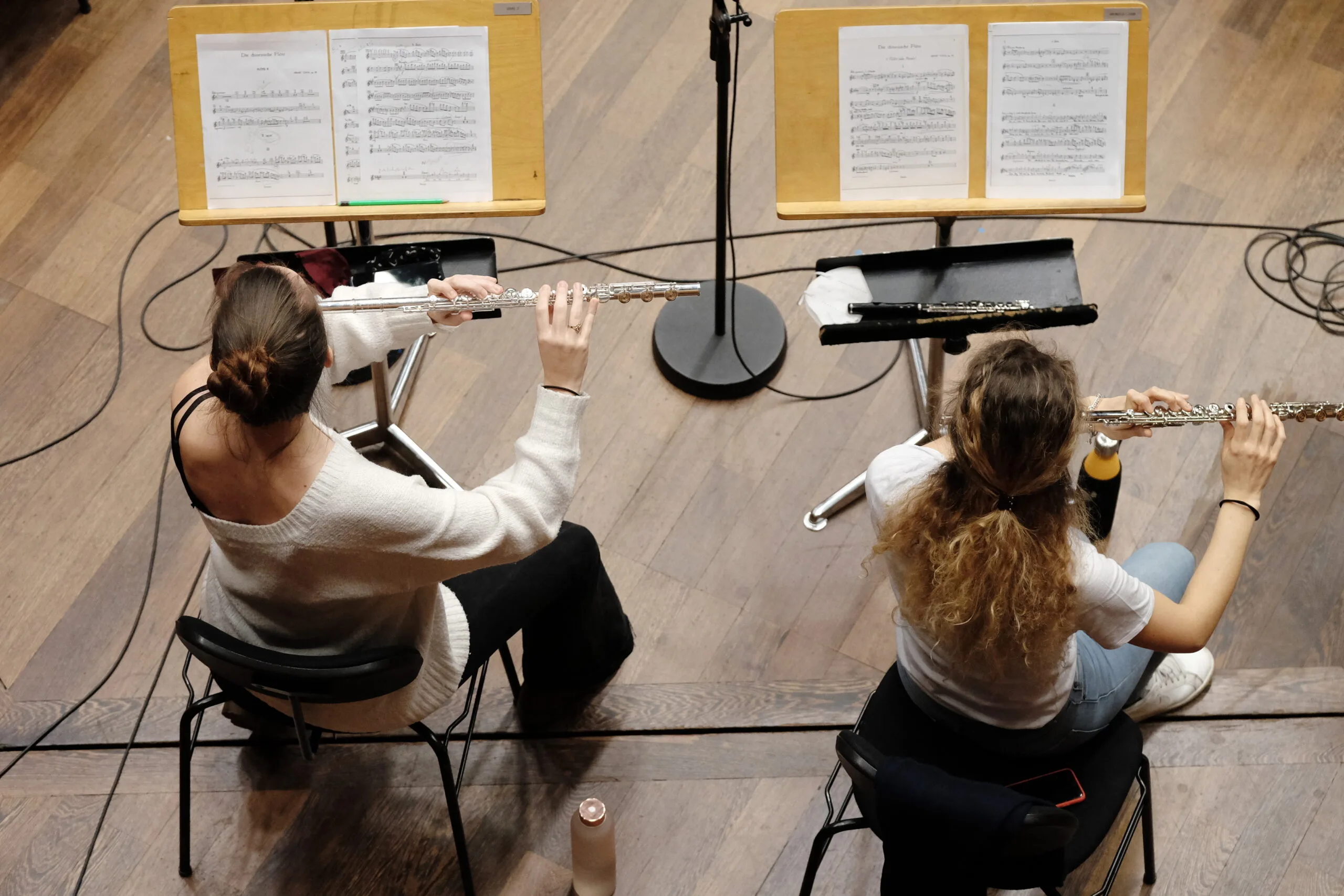 L'immagine ripresa dall'altro di due musiciste durante le prove del 900presente